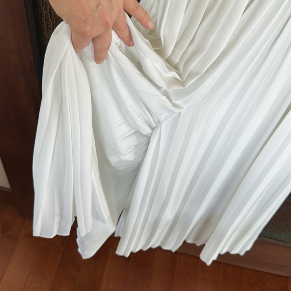 Vince Pleated Jumpsuit In Optic White V-Neck Sleeveless Size 6 - Picture 9 of 12